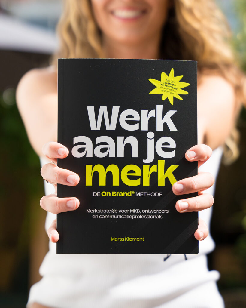 Het boek in handen van Marta