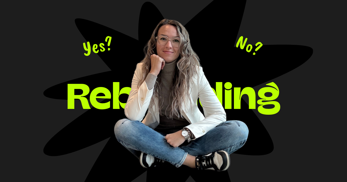 Marta zittend op de grond met ''Rebranden' en Yes? No? op de achtergrond.